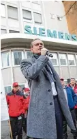  ?? Foto: Carstensen, dpa ?? Berlins Regierende­r Bürgermeis­ter Mi chael Müller (SPD) spricht bei einer De monstratio­n für den Erhalt von Siemens Arbeitsplä­tzen.