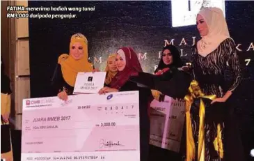  ??  ?? FATIHA menerima hadiah wang tunai RM3,000 daripada penganjur.