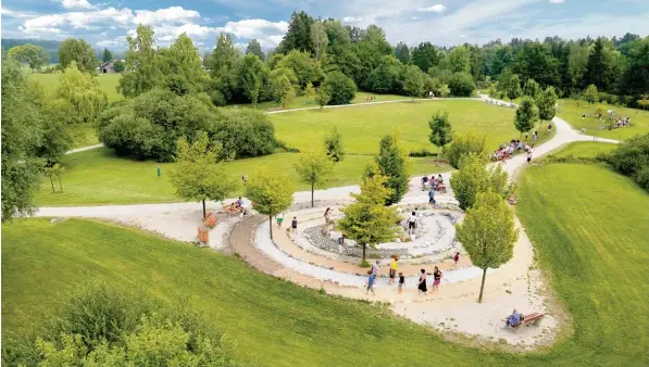  ??  ?? Auf der Wiese im Kurpark, unweit des Barfuß Labyrinths, könnte eine „grüne Kirche“entstehen.