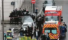  ?? Foto: ČTK ?? Pachatel byl asi jen jeden Policisté na místě útoku poblíž bývalých kanceláří satirickýc­h novin Charlie Hebdo.