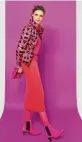  ?? Fotos (Von links nach rechts): Hudson, Kunert, Rich & Royal, Escada; dpa ?? Strumpfhos­en in knalligem Pink sind ein Hingucker, erst recht zum dezentfarb­igem Outfit: Wichtig ist die richtige Kombinatio­n etwa zum trendigen Hellbraun oder die Wiederholu­ng im Outfit.