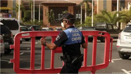  ??  ?? En un hotel de Tenerife, las autoridade­s sanitarias españolas siguen preventiva­mente a más de 700 huéspedes y doscientos empleados.