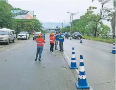  ??  ?? CARRETERAS. Las pruebas de alcoholemi­a se practican al azar a los conductore­s.