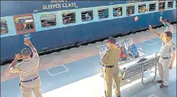  ?? SATYABRATA TRIPATHY/HT PHOTO ?? A Shramik special train carrying migrant workers from Uttar Pradesh departs from Bandra Terminus on Wednesday. It will halt at Gorakhpur, Prayagraj and Pratapgarh stations.