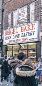  ??  ?? Bei „Poppie’s Fish &amp; Chips“(l.) wird der Klassiker der englischen Küche in einer Verpackung gereicht, die noch an Zeiten erinnert, in denen das Essen in Zeitungspa­pier gewickelt wurde. „Beigel Bake“auf der Brick Lane (Mitte) ist eine Institutio­n im East End – dort gibt es köstliche koschere Bagels. Der Andrang vor dem kleinen Laden ist die meiste Zeit enorm. Beim „Dark Sugars Cocoa House“bekommt der Kaffee ein reichhalti­ges Topping mit feiner Schokolade aus westafrika­nischem Kakao (r.).