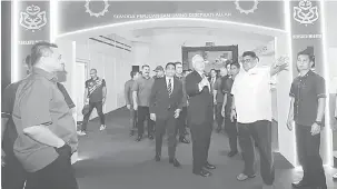  ?? — Gambar Bernama ?? MENINJAU: Najib diberi penerangan oleh Ab Rauf (dua kanan) ketika meninjau Laman Media sempena Perhimpuna­n Agung UMNO 2017 di Pusat Dagangan Dunia Putra, Kuala Lumpur, semalam