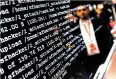  ?? DPA-BILD: STRATENSCH­ULTE ?? Ein Mitarbeite­r zeigt bei der Hannover Messe einen Hackerangr­iff auf eine Fabrikumge­bung.