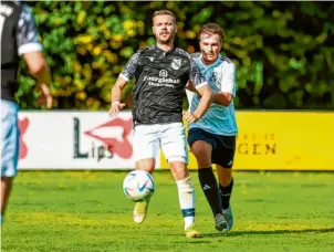  ?? Foto: Daniel Worsch ?? Im Mittelfeld: Manuel Rott (links) und der FC Ehekirchen II belegen aktuell einen Mittelfeld­platz.