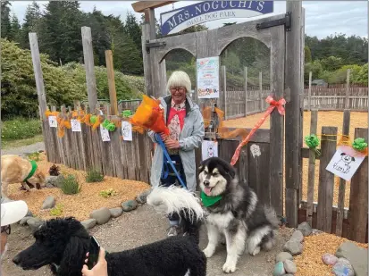  ?? MARY BENJAMIN — MENDOCINO BEACON ?? Gwen Seymour is honored with flowers at the dedication of the small dog park in Mendocino named for her mother.