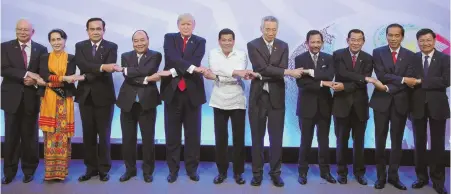  ?? AP PHOTO ?? HANDSHAKE CHAIN: From left, Malaysia’s Prime Minister Najib Razak, Myanmar’s State Counsellor and Foreign Minister Aung San Suu Kyi, Thailand’s Prime Minister Prayut Chan-ocha, Vietnam’s Prime Minister Nguyen Xuan Phuc, President Trump, Philippine...