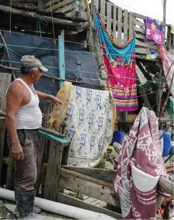  ?? ?? ► Un hombre señala una casa dañada en Isla Puna, Ecuador, ayer domingo.