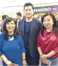  ??  ?? SM stalwarts Millie Dizon and Tonichi Nocom with Grace Laurel, advertisin­g manager of Philippine Star.