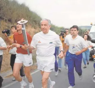  ?? // EFE ?? El presidente del COI, Juan Antonio Samaranch, con la antorcha olímpica LA ANTORCHA CRUZÓ ESPAÑA