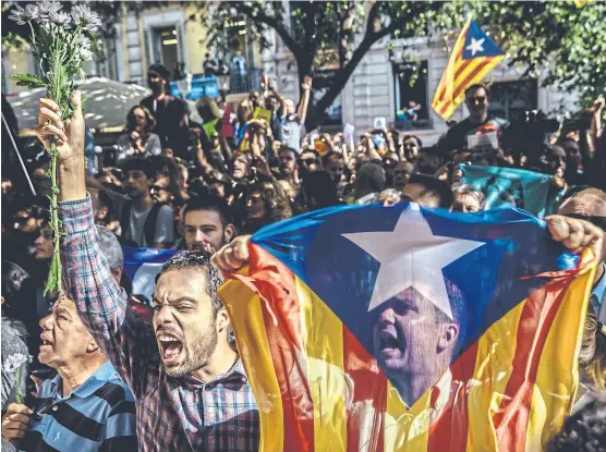  ?? Matthias oesterle/dpa ?? centenares de catalanes protestaro­n frente al Ministerio de economía catalán, epicentro de la acción policial