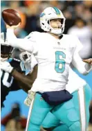  ??  ?? Jay Cutler threw two touchdown passes and an intercepti­on in the Dolphins’ loss to the Panthers.