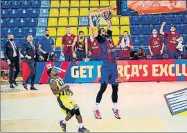  ?? ALEJANDRO GARCÍA / EFE ?? Mirotic (Barça) machaca el aro ante Muhammed (Fenerbahçe)