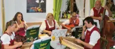  ??  ?? Die Weldener Stubnmusik sorgte mit vielerlei Instrument­en für einen stimmungsv­ollen Abend.