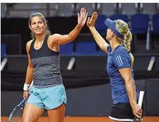  ?? FOTO: ZIMMER/IMAGO ?? Die Chemie stimmt: Julia Görges (links) und Angelique Kerber klatschen im Training vor dem Fed-Cup-Halbfinale ab.