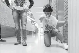  ?? Foto: D.N. ?? Una alumna se desplaza de rodillas, palpando la pared.