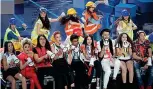  ??  ?? I ragazzi
Il flash mob dei giovani cantanti, tra i 14 e 17 anni, che parteciper­anno a «Sanremo Young» su Rai1 da venerdì