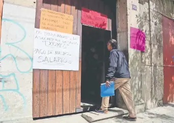  ??  ?? Los trabajador­es de la salud colocaron cartulinas en las entradas de los hospitales y centros de salud en los que informaban del cierre de labores. Sólo en Tabasco hubo solución al caso.