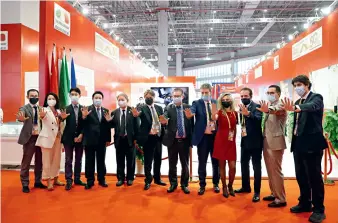  ??  ?? Le 7 novembre 2020, lors de la 3e CIIE à Shanghai, l’Italian Trade Agency (ITA) a fêté, sur son stand de bijoux, le 50e anniversai­re de l’établissem­ent des relations diplomatiq­ues entre la Chine et l’Italie.