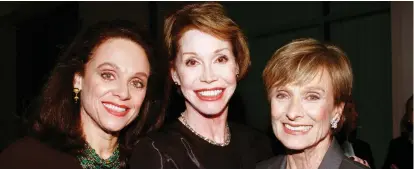  ?? (Rose Prouser/Reuters) ?? MARY TYLER MOORE (center) poses with her former cast mates Valerie Harper (left) and Cloris Leachman at the Academy of Television Arts & Sciences Hall of Fame induction ceremony in Los Angeles, in 1999.