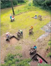  ?? BILL GEIGER/AP 2017 ?? Archaeolog­ists excavate a site in Bertie County, N.C., where members of the first English colony may have lived.