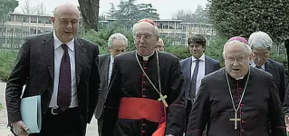  ??  ?? Il vescovo e il presidente Monsignor Giuseppe Zenti (a destra), vescovo di Verona, con il presidente di Cattolica Paolo Bedoni; tra di loro il cardinale Re