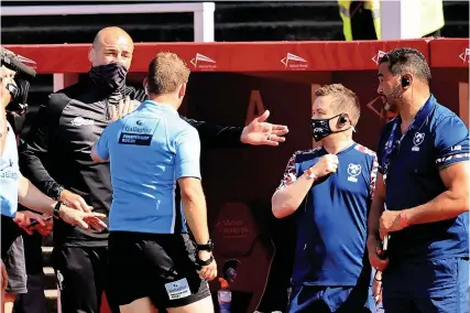  ?? Picture: David Rogers/Getty ?? Steve Borthwick, Leicester’s director of rugby, talks to referee Ian Tempest while Bristol director of rugby Pat Lam, right, looks on in the closing stages of Saturday’s game at Welford Road