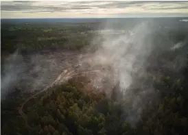  ?? Bild: ANDREAS HILLERGREN/TT ?? LÅNGT KVAR. Det förbättrad­e läget i brandområd­ena innebär inte att bränderna är släckta.