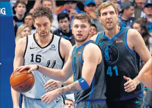  ??  ?? PODERÍO EUROPEO. Pau Gasol (38 años) y Dirk Nowitzki (40), junto a Luka Doncic (19) en el Mavericks-Spurs del miércoles.