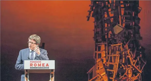  ?? DAVID AIROB ?? El inicio de una nueva era. Carles Puigdemont pronunció ayer una conferenci­a en el teatro Romea en la que proclamó que el 2017 es, con el referéndum previsto, el año del fin del proceso y del inicio de una nueva era en la historia de Catalunya