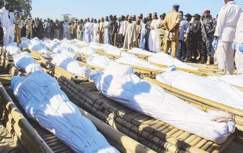  ?? AFP ?? Mourners attend the funeral of 43 farm workers in Zabarmari, about 20 kilometers from Maiduguri, Nigeria on Sunday after they were killed by Boko Haram fighters in rice fields near the village of Koshobe on Saturday.