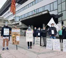  ??  ?? Sit-in La manifestaz­ione degli attivisti del
Coordiname­nto don Torta ieri davanti al tribunale