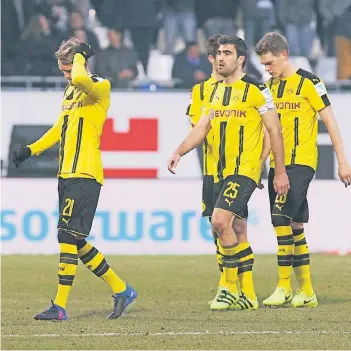  ??  ?? Nach der Niederlage: Hängende Köpfe und Ratlosigke­it bei den Dortmunder Spielern.