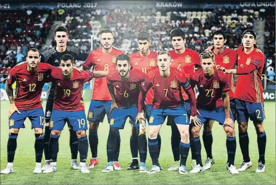  ?? JANEK SKARZYNSKI / AFP ?? El sub-21 español es un equipo con jugadores experiment­ados, forjados en las ligas europeas, como Deulofeu (7), Bellerín (2), Saúl (8) o Vallejo (5)