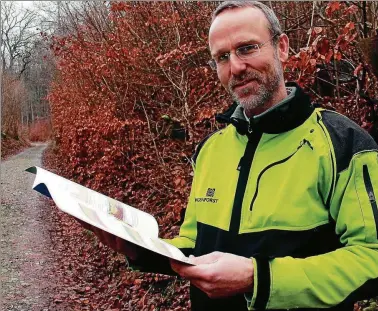  ?? FOTO: KRISTIN MÜLLER ?? Der jüngst vorgestell­te Waldzustan­dsbericht überrascht Forstamtsl­eiter Gerd Thomsen nicht. „Das wirkliche Ausmaß von Hitze und Trockenhei­t des vergangene­n Sommers sehen wir aber erst im Laufe dieses Jahres“, sagt er.