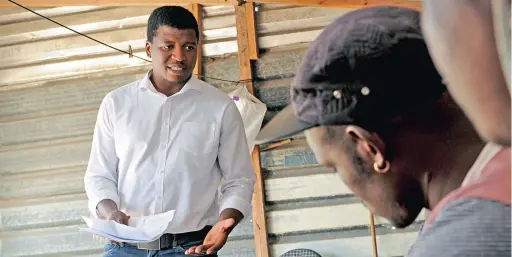  ?? PICTURE: TRACEY ADAMS ?? COMMUNITY TRAINING: Given Shingange helps to equip unemployed Khayelitsh­a residents with the skills necessary to find a job.