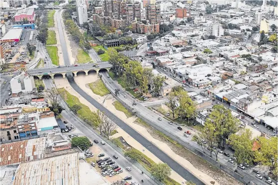  ?? (RAMIRO PEREYRA) ?? El río Suquía. Ingresa por el oeste de la ciudad y la recorre por más de 40 kilómetros en los cuales recibe múltiples agresiones.