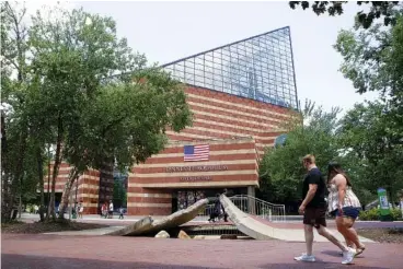  ?? STAFF PHOTO BY C.B. SCHMELTER ?? A couple walks through the Aquarium Plaza on a recent afternoon.