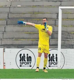  ?? JORGE DEL ÁGUILA ?? Alberto Varo da instruccio­nes en el Balona-Atlético Baleares.