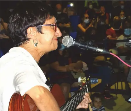 ??  ?? Violeta Duarte heureuse et fière de chanter avec les enfants.