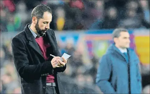  ?? LLUÍS GENÉ / AFP ?? Pablo Machín toma notas durante el partido del pasado febrero en el Camp Nou