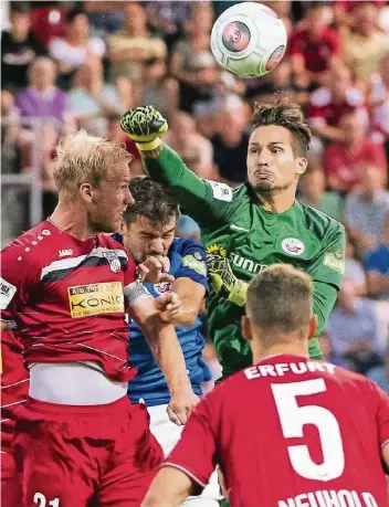  ?? FOTO: IMAGO ?? Janis Blaswich (grünes Trikot) war in den ersten Spielen bereits ein großer Rückhalt des ehemaligen Bundesligi­sten Hansa Rostock.