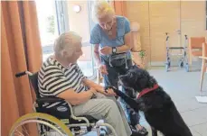  ?? FOTO: HOHNER-HEIM ?? Monika Müller (rechts) und ihre Hündin Bonny sind ab jetzt zweimal pro Woche im Dr.-Karl-Hohner-Heim zu Gast.