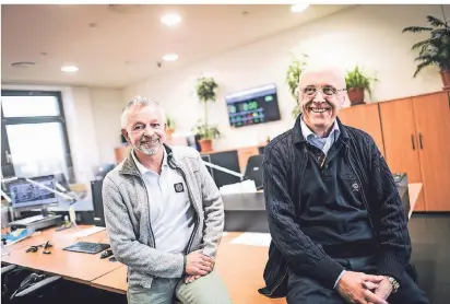  ?? FOTO: ANDREAS BRETZ ?? Hans Becker (r.) ist der alte, Michael Mühlin (l.) der neue Rhein-Taxi-Gesellscha­fter. Der Verkauf ist über die Bühne gegangen, Becker setzt sich mit knapp 70 Jahren zur Ruhe.