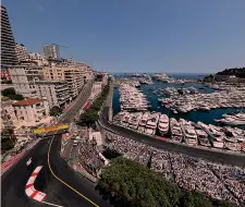  ?? GETTY ?? Folla I tifosi e gli yacht ormeggiati nei giorni del GP a Monaco. Da souvenir e shopping arrivano 6,9 milioni, 2,6 dai trasporti, specie in elicottero