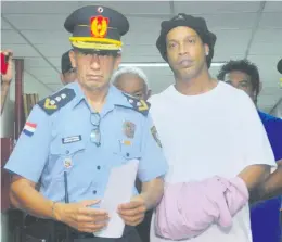  ??  ?? Ronaldinho al momento de su detención a poco de llegar al país.