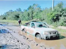  ??  ?? Los caminos de la mayoría de las comunidade­s de Presidente Hayes se encuentran intransita­bles.